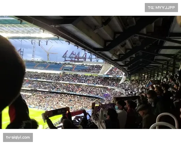 场边花絮:皇马对阵曼城比赛中,看台出现巨型Tifo致敬传奇 场边花絮:皇马对阵曼城比赛中,看台出现巨型Tifo致敬传奇